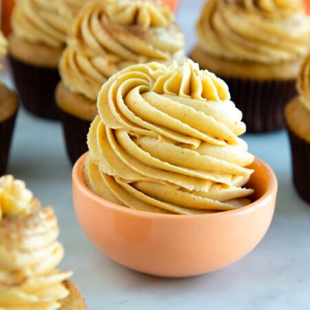 pumpkin spice buttercream frosting featured image